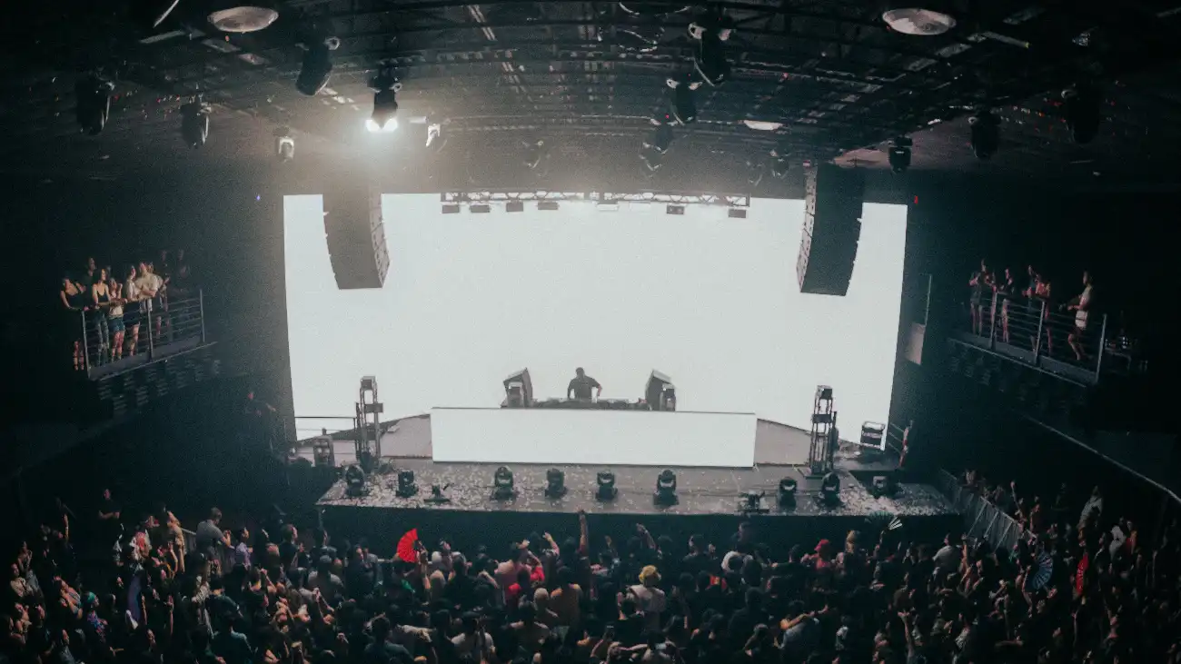 TOUR 