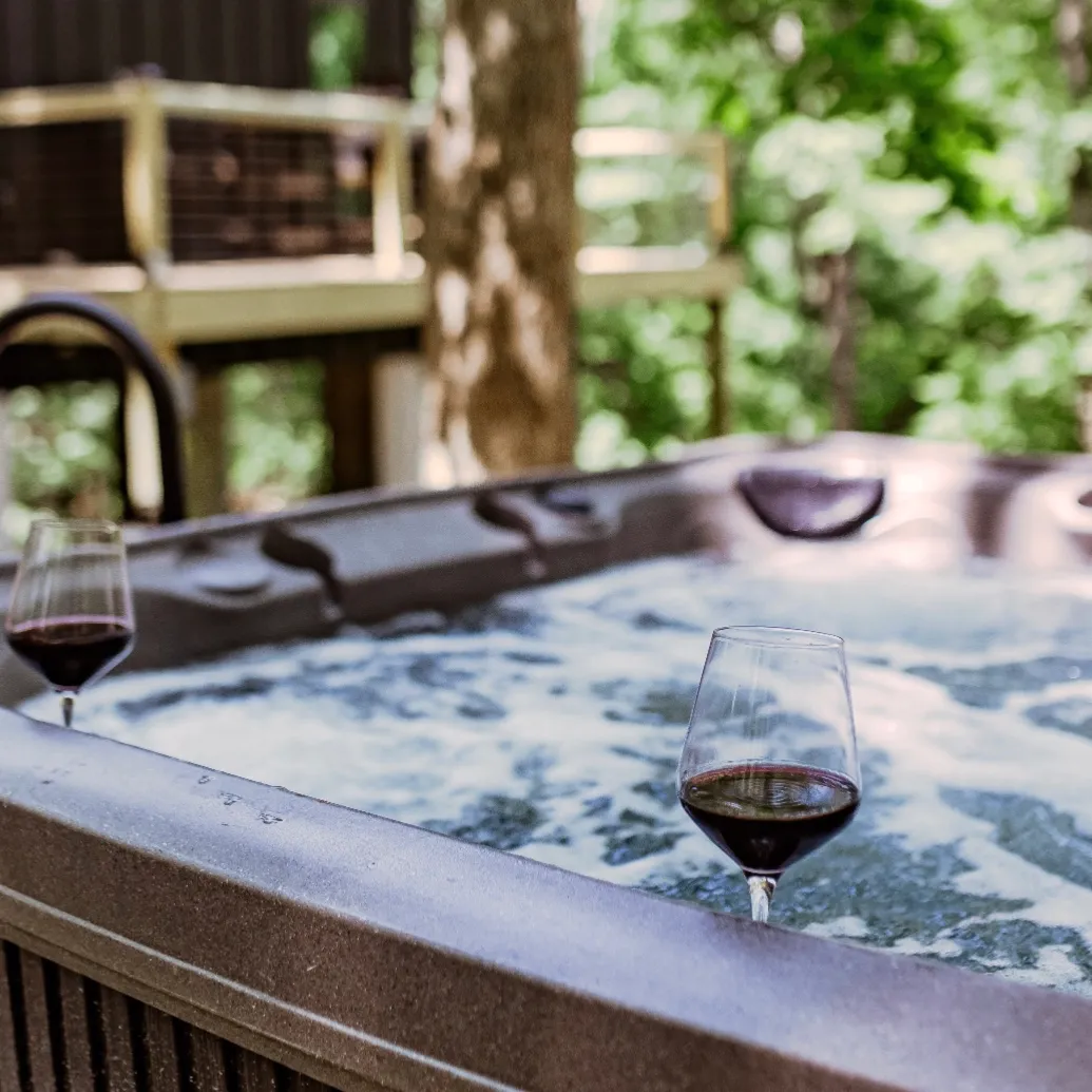 BOOK TREEHOUSE AT LAKE OF THE OZARKS