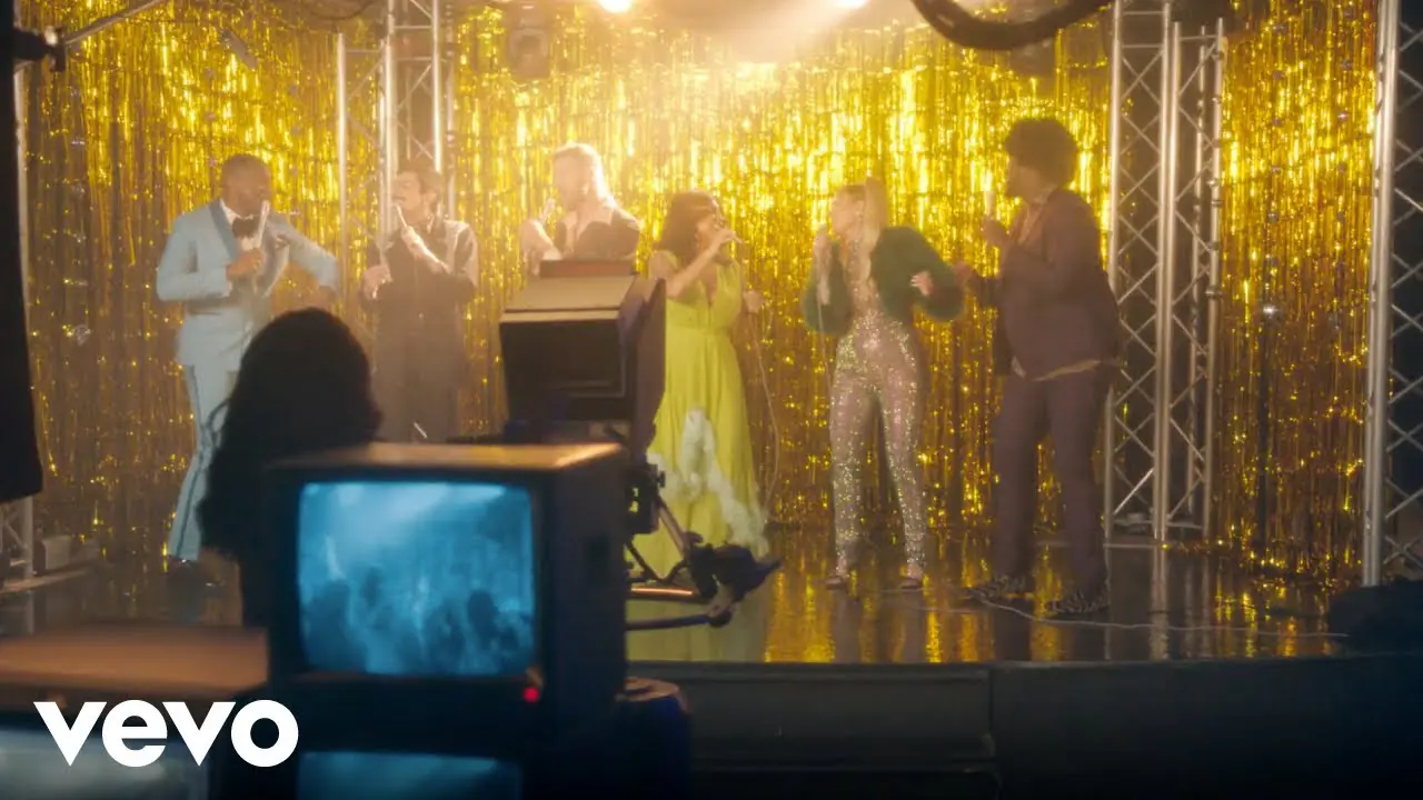 Pentatonix & Meghan Trainor: Kid On Christmas