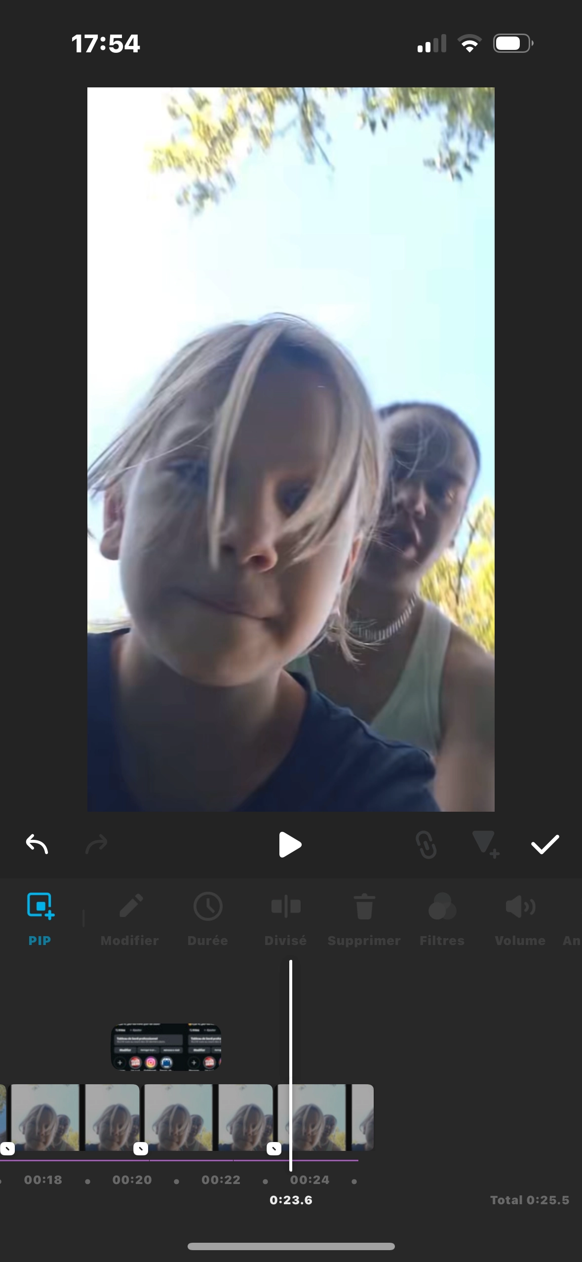 البنت  صغيرة مسكينة 😔💔