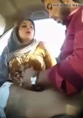 في سيارة محجبه تعشق لقضــ/يـب تتــ ـنــاك في سيارة
