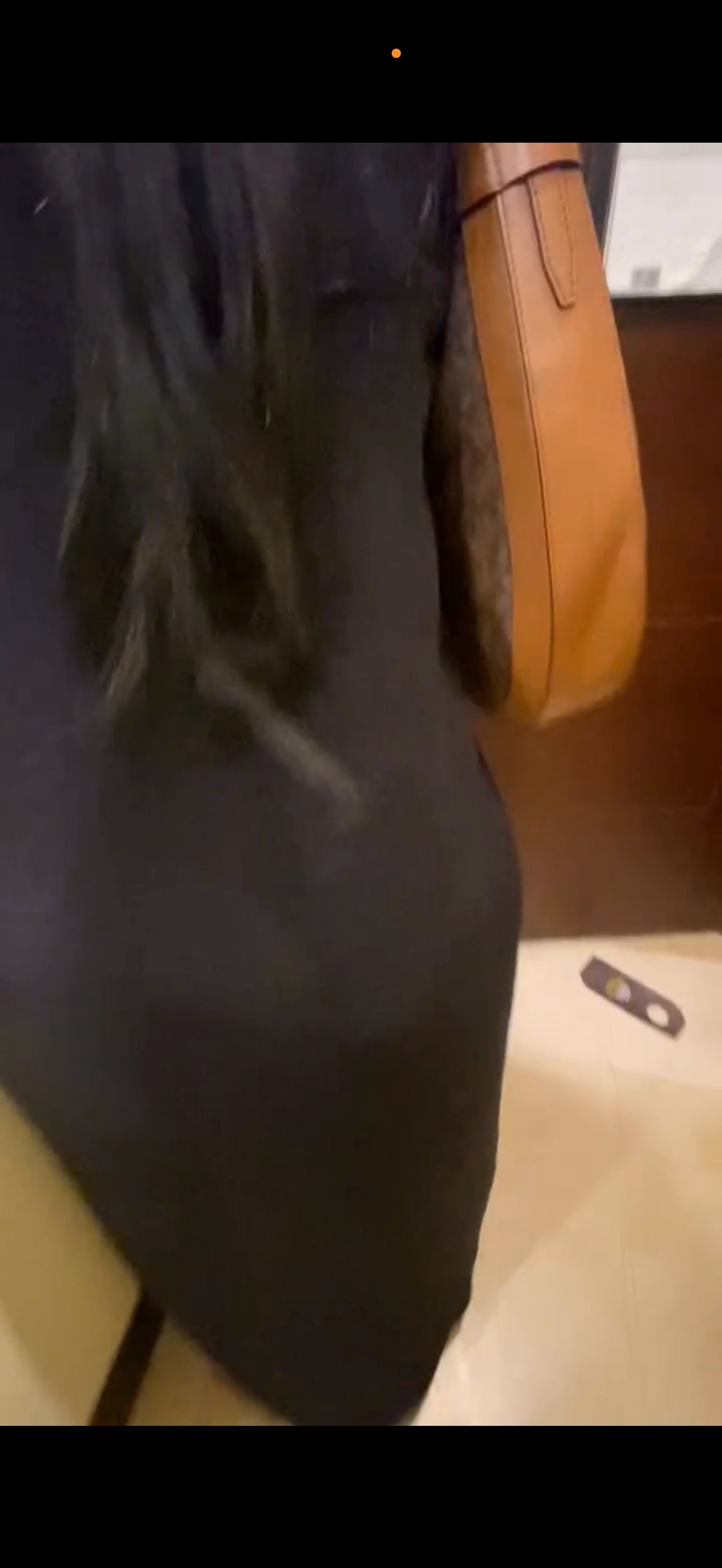 تسريب فيديو لديــ ـوث سعودى يعطي زوجته لصديقه