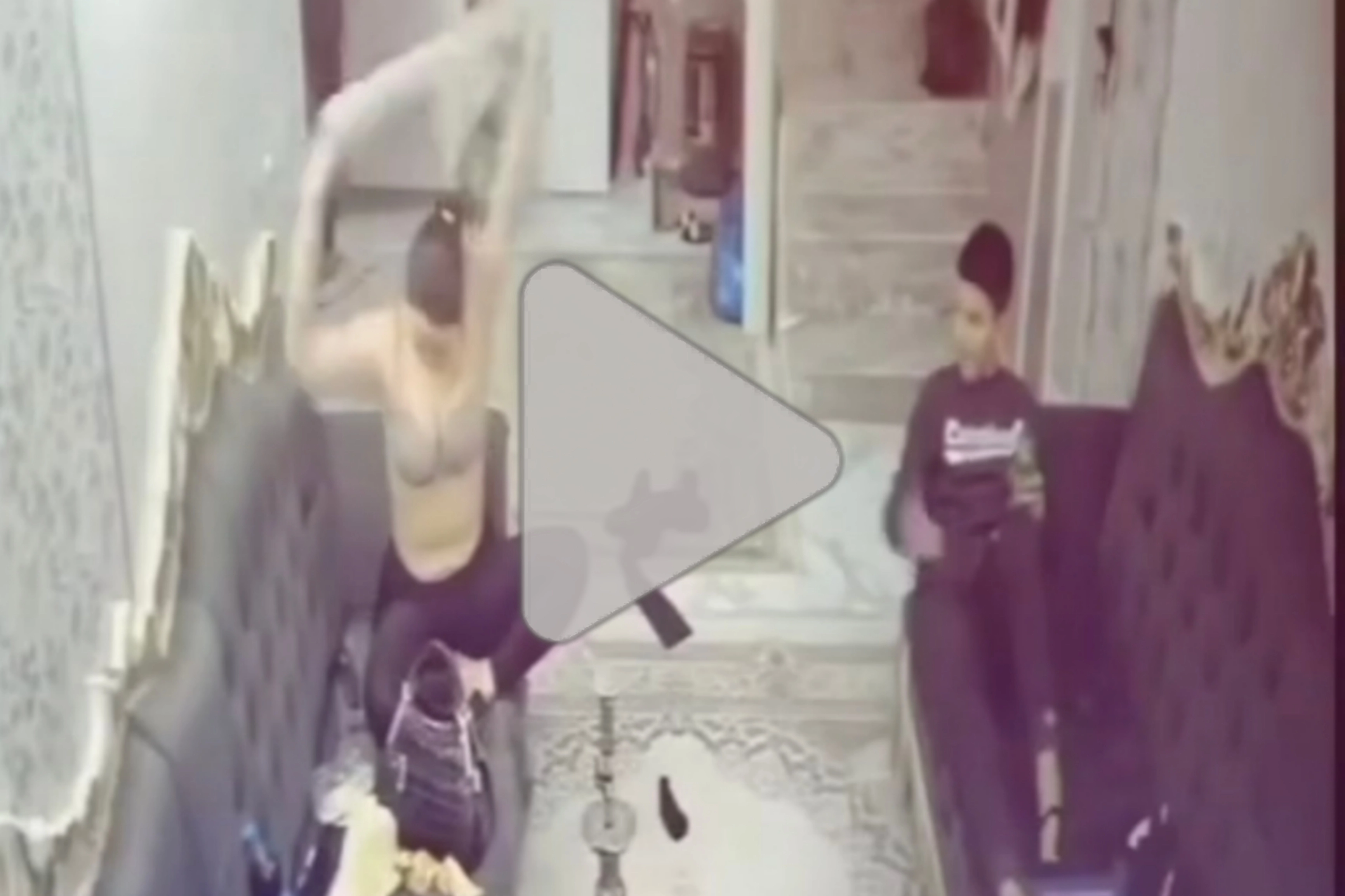 تسريب مقطع كامره منزلية تغير امام ولدها.mp4