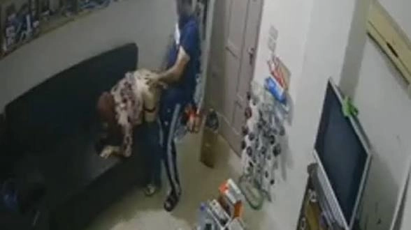 من داخل محل راقي يستغل الفرصه ويفشخ مراة متزوجة