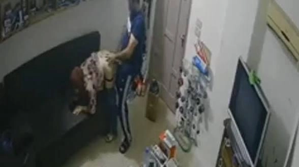 راقي خليجي يستغل فرصه ويفشخ متزوجه